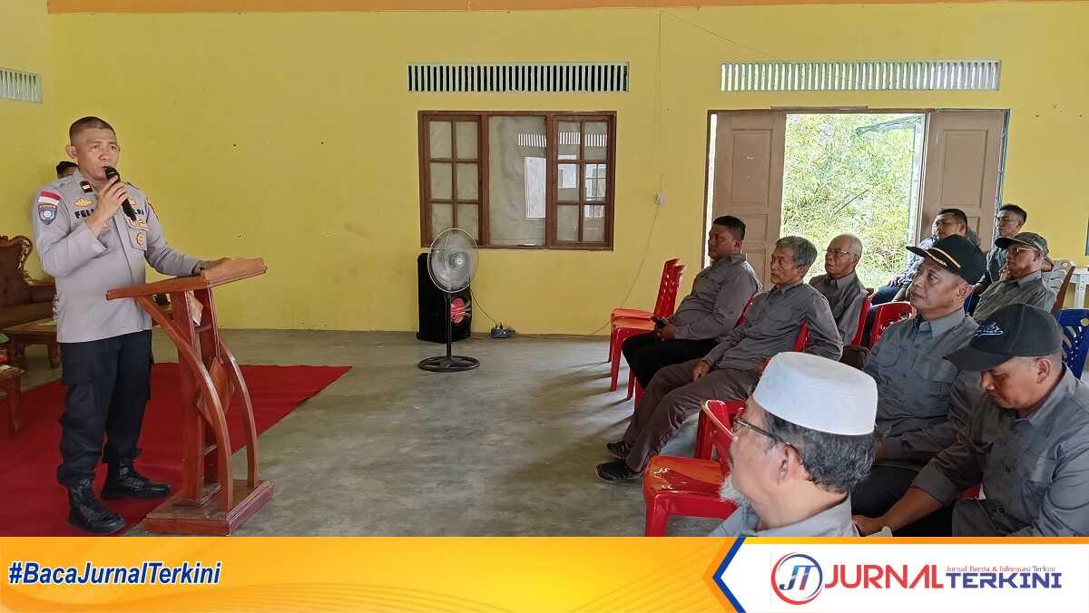 penyuluhan hukum kelurahan harjosari Kanit Binmas Polsek Tebing Ipda Felly Eka Saputra jadi narasumber dalam penyuluhan hukum di Kelurahan Harjosari, Rabu (11/12/2024). (JurnalTerkini.id/edy kencana)