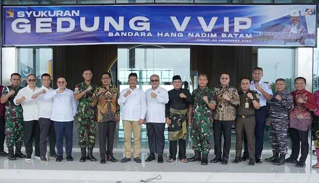 Kepala Badan Pengusahaan (BP) Batam, Muhammad Rudi bersama sejumlah pejabat berpose usai meresmikan revitalisasi dan pengembangan Gedung VVIP Bandara Internasional Hang Nadim pada Jumat, (20/12/2024). (foto: humasbpbatam)