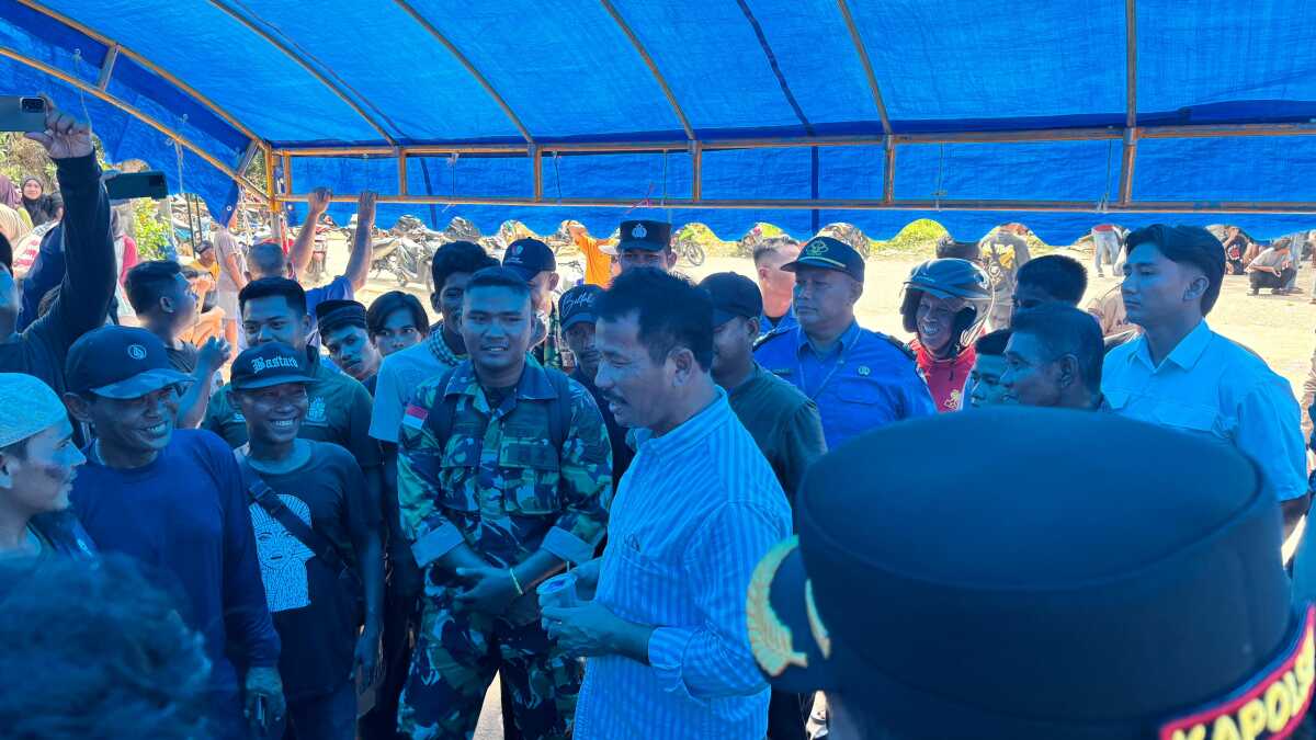 Kepala Badan Pengusahaan (BP) Batam, Muhammad Rudi langsung menyelesaikan permasalahan distribusi air di Kampung Tua Teluk Mata Ikan. Muhammad Rudi turun langsung menemui warga yang melakukan aksi unjukrasa di Simpang Turi Beach, Nongsa, Selasa (17/12/2024). (Foto: Humas BP Batam)