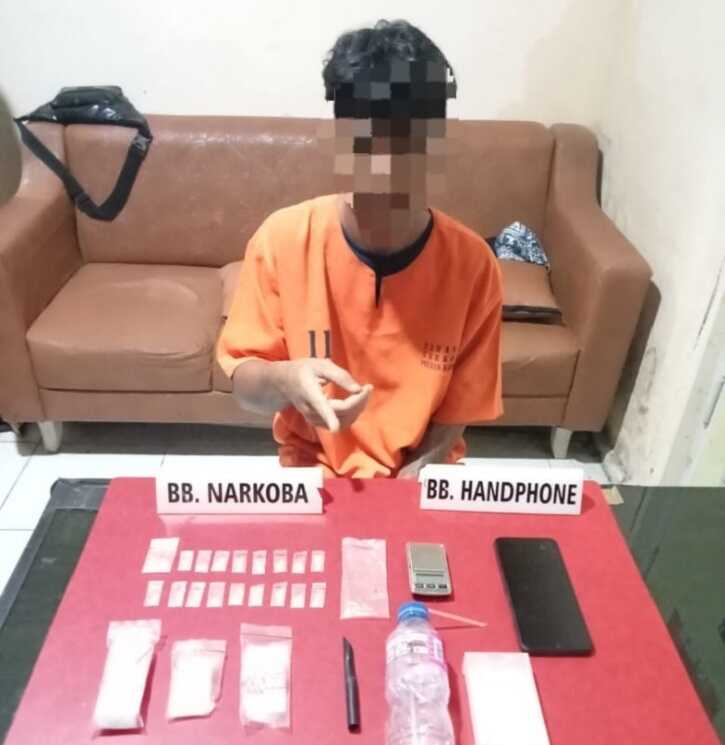 polres kampar tangkap pengedar narkoba DS (26) tersangka kasus penyalahgunaan narkotika jenis sabu yang diamankan Polres Kampar di Jalan Pisang, Dusun Bukit Indah, Desa Bukit Sembilan, Kecamatan Bangkinang, Kabupaten Kampar, Riau pada Kamis (19/12/2024). (humas polres kampar)