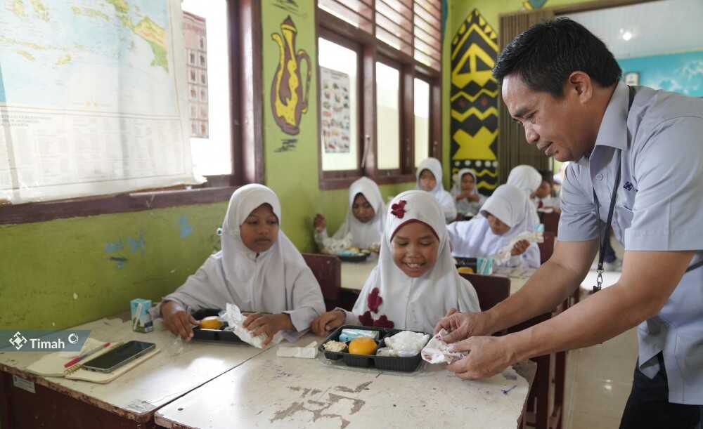 PT Timah menggelar program makan bergizi gratis kepada ratusan siswa SDN 8 dan 9 Desa Baskara Bakti, Kecamatan Namang, Kabupaten Bangka Tengah, Kepulauan Bangka Belitung pada Senin (9/12/2024). (timah)
