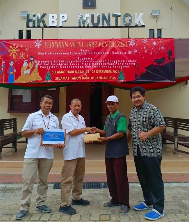 PT Timah Tbk menyerahkan banyak kepada Gereja HKBP Muntok, Bangka Barat Kepulauan Bangka Belitung untuk mendukung kegiatan Natal 2024 dan Tahun Baru 2025. (timah)