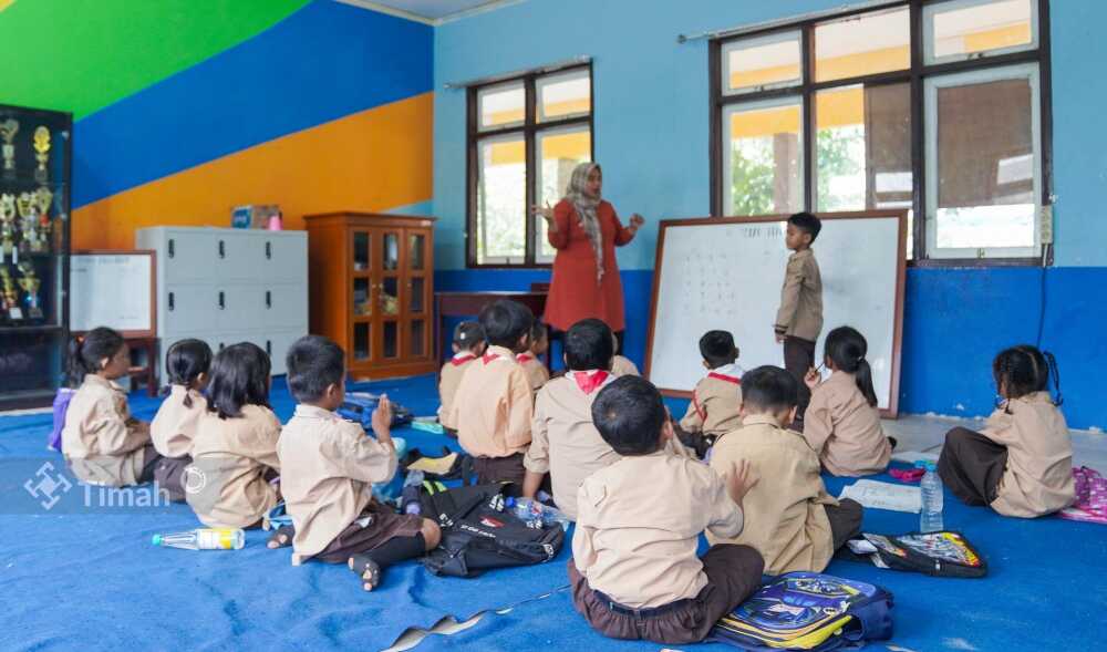 pt timah bantu sdn 21 Gantung PT Timah Tbk menyerahkan bantuan sarana belajar berupa meja dan kursi kepada SDN 21 Gantung Kabupaten Belitung Timur pada Kamis (5/12/2024). (Timah)