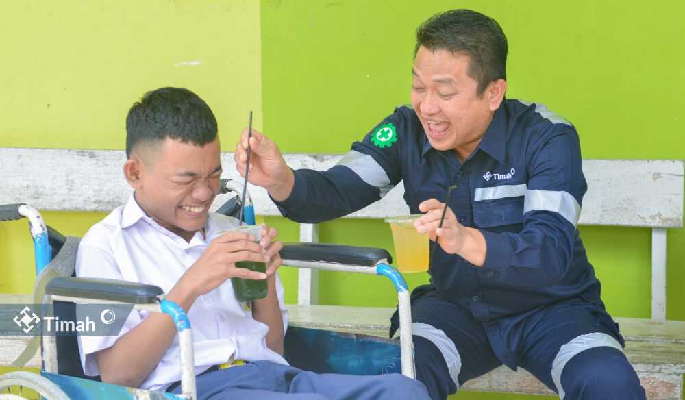 pt timah dukung pendidikan disabilitas Manajemen PT Timah bercengkerama dengan seorang siswa penyandang disabilitas. (Timah)