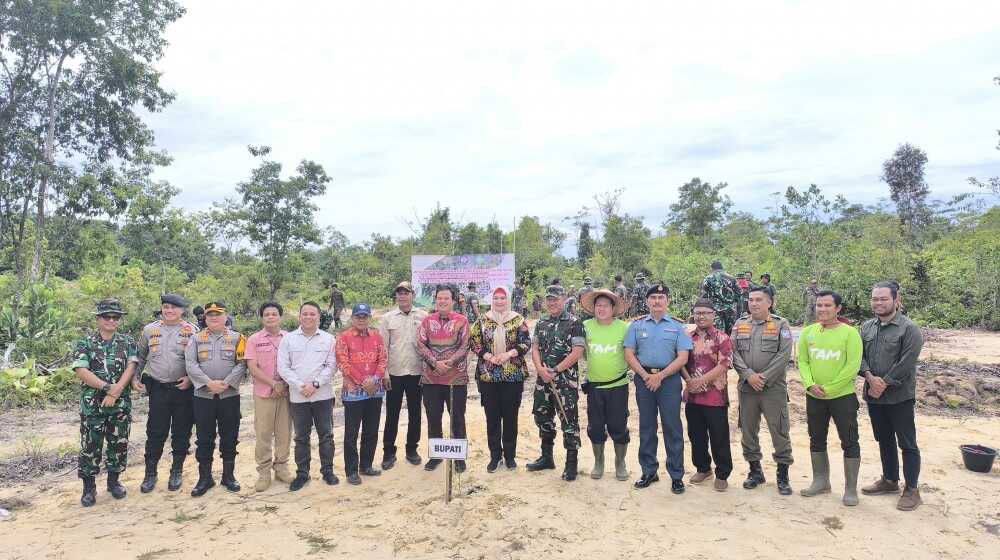 PT Timah Agro Manunggal (PT TAM), anak usaha PT Timah berkolaborasi dengan Korem 045 Gaya menanam 22.000 pohon kayu putih dan tanaman lainnya di Desa Tiram, Kecamatan Tukak Sadai, Kabupaten Bangka Selatan, Kamis (5/12/2024). (Timah)