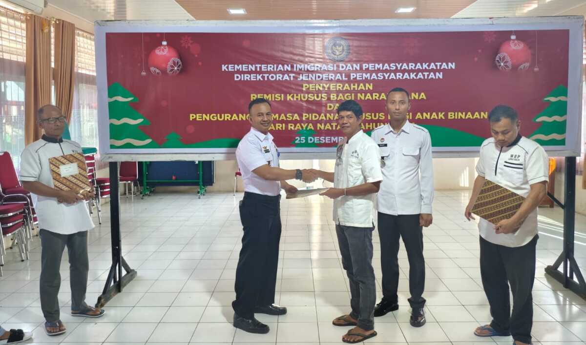 Kalapas Solok, Rio M. Sitorus memberikan SK Remisi Khusus hari Raya Natal Tahun 2024 kepada 5 WBP di Lapas Kelas II Solok, Rabu (25/12/2024). (Foto: Lapas Solok).