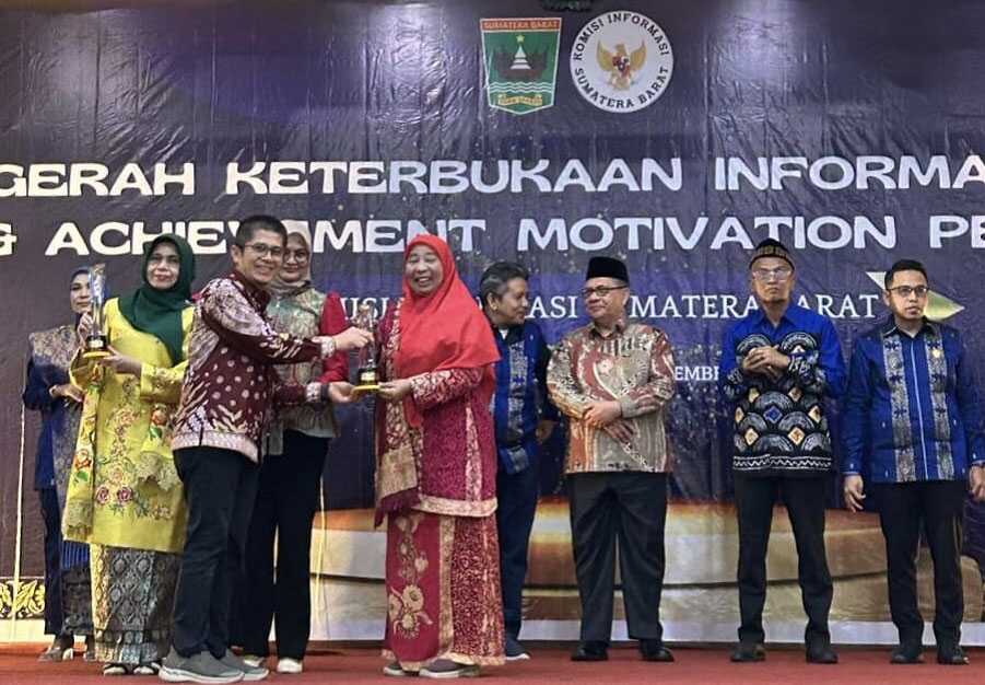 Direktur RSUD M Natsir dr. Elvi Fitraneti, Sp.PD, FINASIM Menerima penghargaan keterbukaan informasi publik tahun 2024 di Istana Bung Hatta, Bukittinggi, Rabu (18/12/2024). (Foto : Humas RSUD M Natsri).