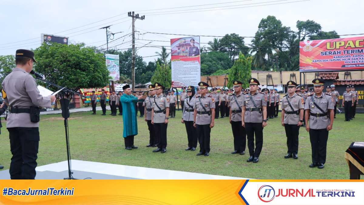 sertijab kabag ops polres kampar Kapolres Kampar, AKBP Ronald Sumaja pimpin upacara serah terima jabatan (sertijab) Kapolsek jajaran Polres Kampar, Selasa (31/12/2024) di lapangan Apel Mapolres Kampar, Provinsi Riau. (JurnalTerkini.id/canggih)