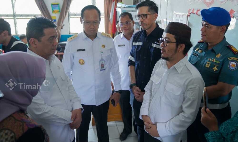 simulasi makan bergizi Wakil Menteri Desa dan Pembangunan Daerah Tertinggal Ahmad Riza Patria turut menghadiri simulasi makan bergizi gratis yang dilaksanakan PT Timah bersama Pemerintah Kabupaten Bangka Tengah di SD Negeri 10 Pangkalan Baru, Desa Batu Belubang, Kabupaten Bangka Tengah, Provinsi Kepulauan Bangka Belitung, Rabu (11/12/2024). (timah)