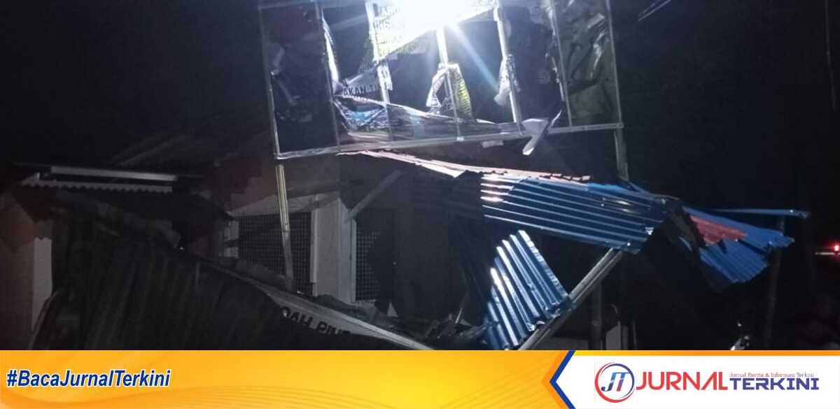 warga dan Rempang Eco-City Puluhan orang menyerang Posko di Kampung Sembulang Hulu dan Posko Sungai Buluh, Rempang, Galang, Kota Batam, Provinsi Kepulauan Riau pada Selasa 18 Desember 2024 sekitar pukul 00.50 WIB dini hari.(Dokumentasi pribadi)