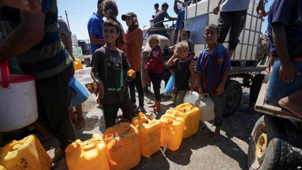 warga gaza antre air Warga Palestina yang mengungsi antre panjang untuk mengambil air bersih, di Deir al Balah, Jalur Gaza tengah (foto: dok VOA).