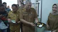 Asahan uji coba makan bergizi gratis Sekretaris Daerah Kabupaten Asahan Drs. Zainal Aripin Sinaga, MH mengikuti launching gerakan serentak uji coba makanan gratis bagi peserta didik di Kabupaten Asahan di 3 sekolah yakni UPTD SMPN 2 Kisaran, UPTD SDN 013857 Mekar Baru dan UPTD SDN 013858 Mekar Baru, Senin (09/12/2024). (Foto: Diskominfo Asahan)