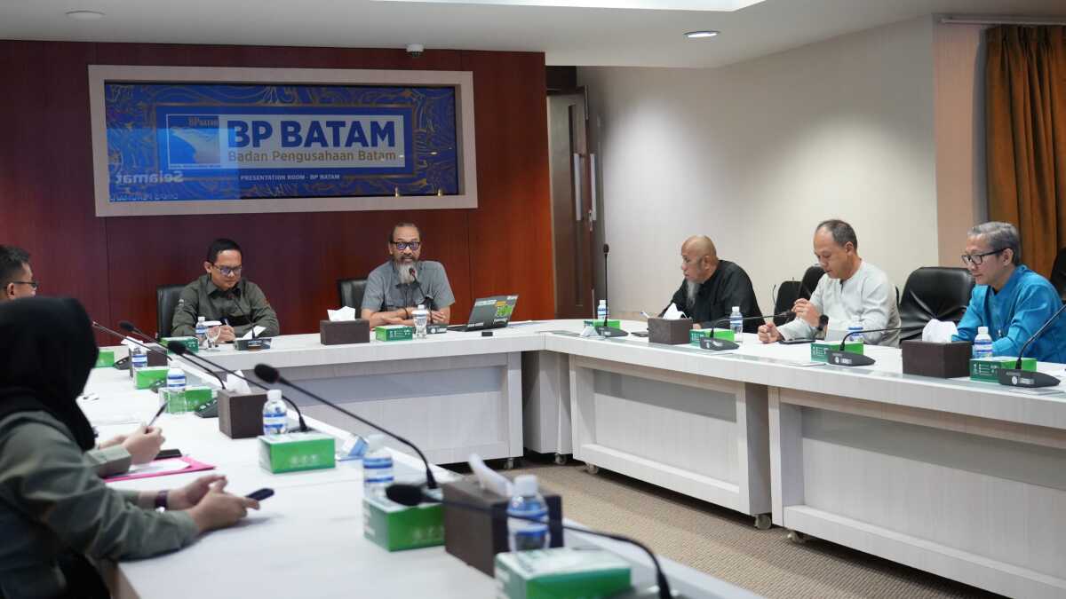 BP Batam Terima Kunjungan dinas perumahan malang Direktur Pengelolaan Pertanahan, Ilham Eka Hartawan menerima kunjungan tim dari Dinas Perumahan, Kawasan Permukiman (Disperkim) dan Cipta Karya Kabupaten Malang pada Jumat (31/1/2025) di Marketing Centre. (Foto: humasbpbatam)