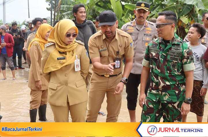Buati Demak Esti'anah , Dandim Demak Letkol Kav. Maryoto dan Kapolres Demak AKBP. Ari Cahya Nugraha kunjungi warga terdampak banjir, Selasa (21/1/2025). (JurnalTerkini.id/Ponco Hapsodo)