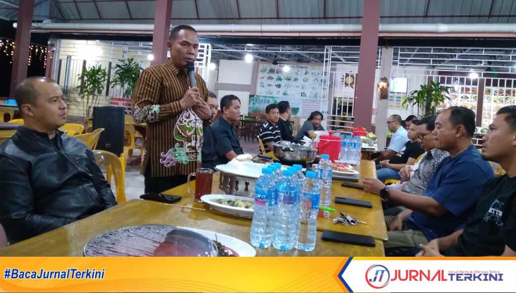 DPD pujakesuma Karimun Ketua DPW Pujakesuma Kepri Hendrik saat memberikan kata sambutan dalam acara silaturahmi di Tanjung Balai Karimun, Kamis (23/1/2025) malam. (JurnalTerkini.id/edy kencana)