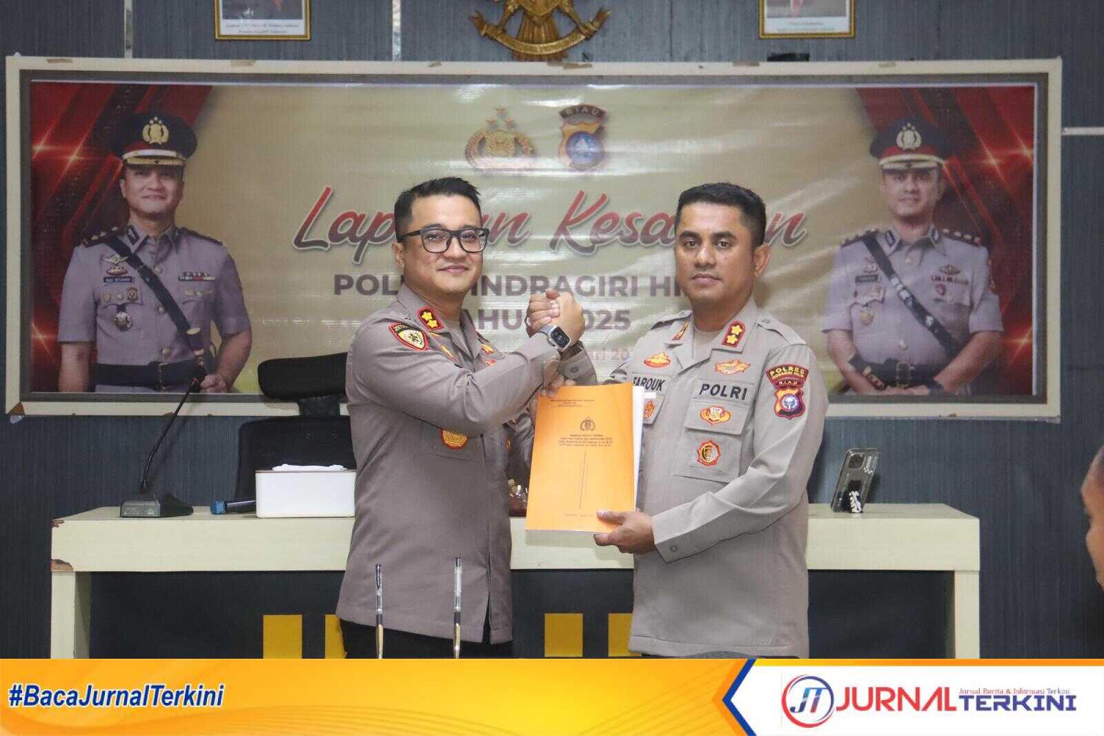 Keterangan foto: AKBP Budi Setiawan saat berjabat tangan dengan Kapolres Inhil yang baru AKBP Farouk