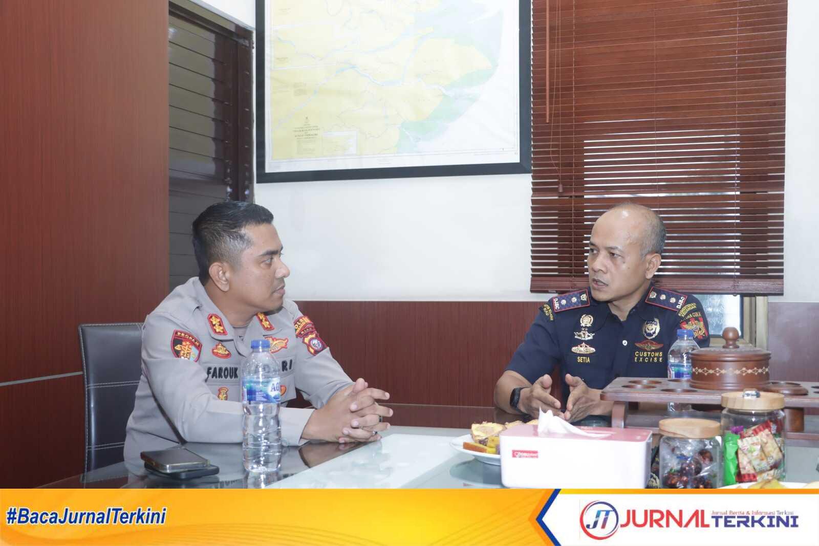 Kapolres Inhil AKBP Farouk Oktora saat berkunjung ke kantor Bea Cukai Tembilahan