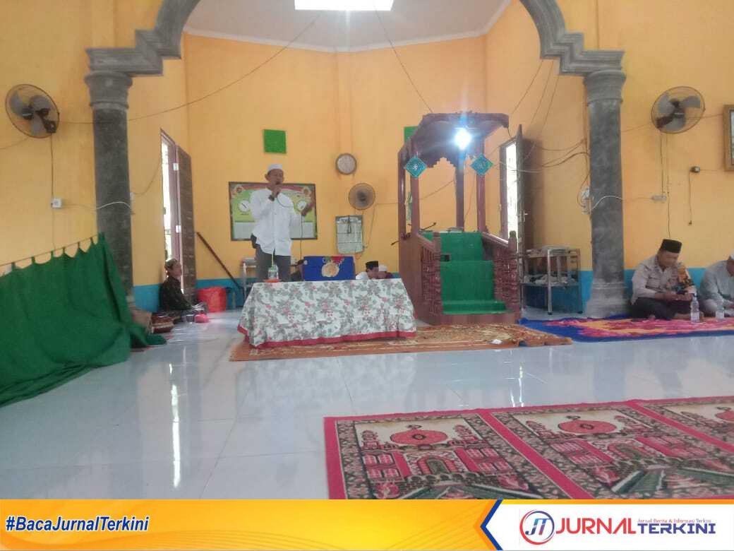 Kades Sialang Panjang M Juber saat memberikan himbauan kepada masyarakat