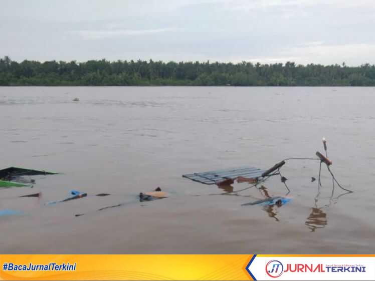 Kondisi pompong warga yang diduga ditabrak yang hancur berat (Humas Polres Inhil) Minggu (26/01/2025)