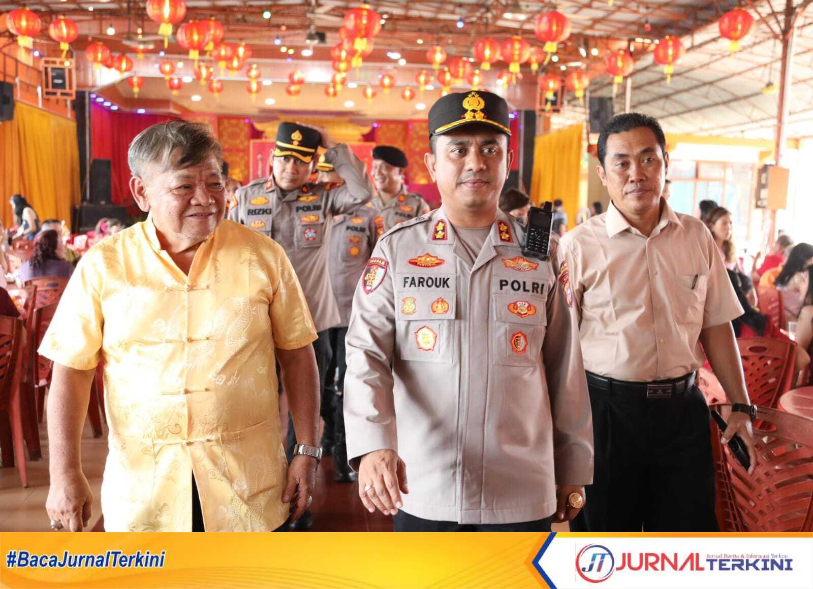 Kapolres Inhil AKBP Farouk Oktora, S.H., S.I.K., didampingi Wakapolres Inhil Kompol Rizki Hidayat S.E., S.I.K., M.H., melaksanakan peninjauan perayaan tahun Baru Imlek di Vihara Budi Bhakti, (Humas Polres Inhil)