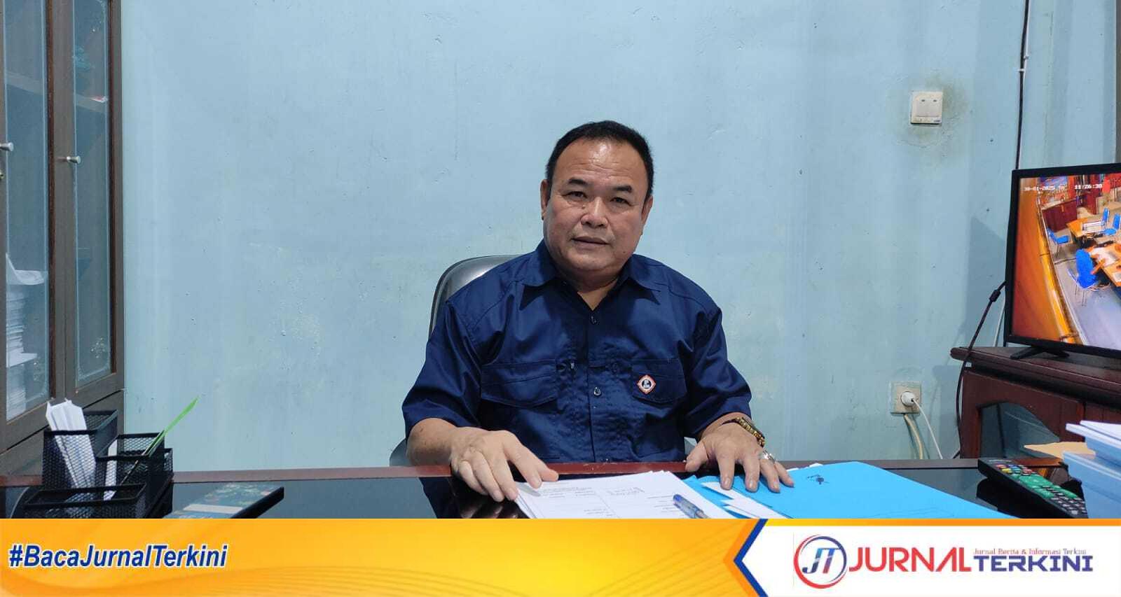 IMG-20250130-WA0009 Direktur PDAM Tirta Indragiri Ir. Ahmad Hafiz, saat memberikan keterangan mengenai kondisi air yang berwarna kuning dan berbau di ruang kerjanya, kamis (30/01/2025)