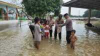Kampar Kiri banjir Hibur anak-anak yang terdampak banjir, Kapolsek Kampar Kiri Hilir, Iptu Irwan Fikri sambangi warga yang terdampak banjir di Desa Mentulik kecamatan Kampar Kiri Hilir, Kamis, (16/1/2025). (JurnalTerkini.id/canggih)