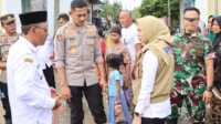 Kapolres Demak AKBP. Ari Cahya Nugraha, Bupati Demak dr. Esti'anah dan Dandim Demak Letkol. Kav. Maryoto Berikan Bansos ke warga terdampak bencana di Desa Kebonagung, Kecamatan Kebonagung, Kabupaten Demak, Rabu (22/01/2025). (JurnalTerkini.id/Ponco)