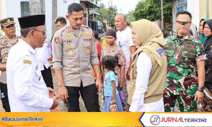 Kapolres Demak AKBP. Ari Cahya Nugraha, Bupati Demak dr. Esti'anah dan Dandim Demak Letkol. Kav. Maryoto Berikan Bansos ke warga terdampak bencana di Desa Kebonagung, Kecamatan Kebonagung, Kabupaten Demak, Rabu (22/01/2025). (JurnalTerkini.id/Ponco)