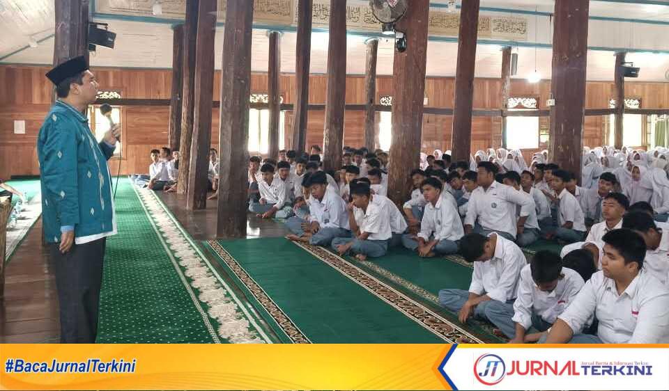 MAN 2 Tanah Datar menggelar acara peringatan Isra’ Mi’raj Nabi Muhammad SAW di Mesid Raya Limo Kaum, Tanah Datar, Kamis (30/01/2025) (foto : diona arvoni/jurnalterkini.id).