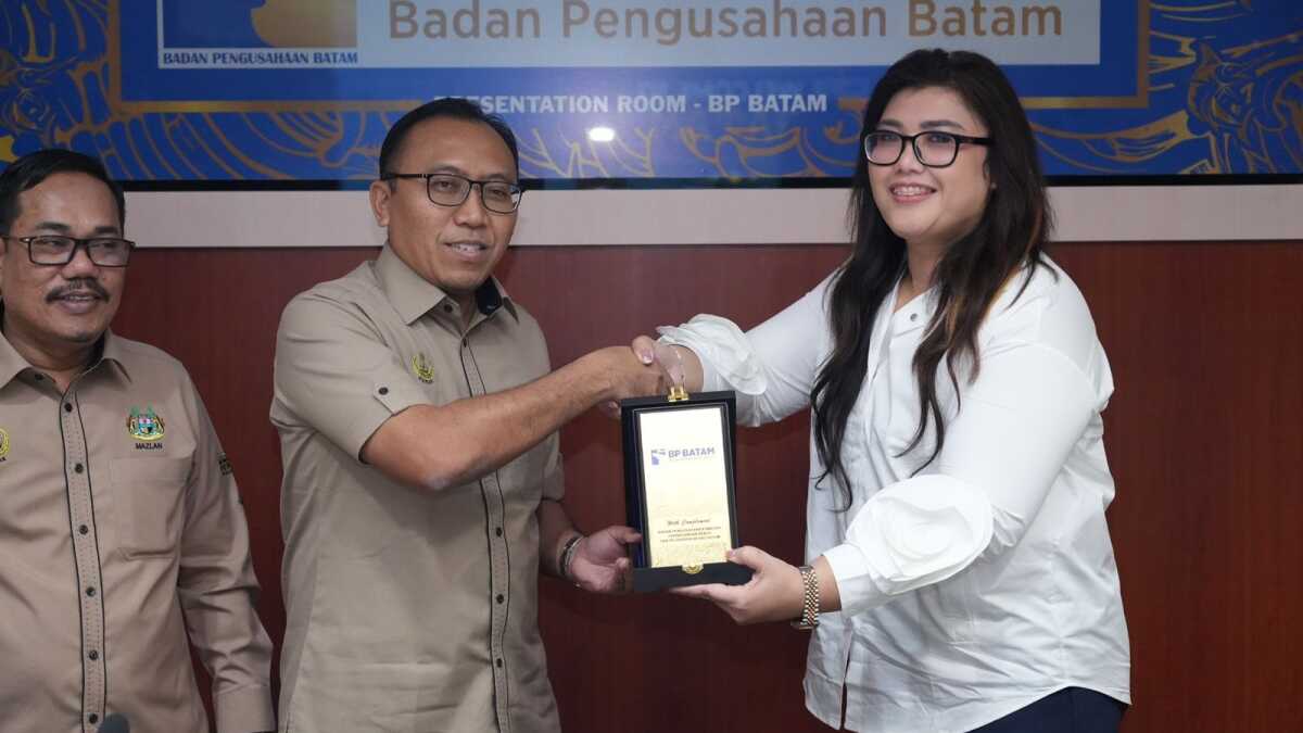 Kepala Biro Humas, Promosi, dan Protokol, Ariastuty Sirait menerima kunjungan dari Majlis Bandaraya Ipoh, Malaysia di Marketing Centre BP Batam, Selasa (14/1/2025). (Foto: humasbpbatam)
