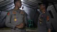 Kapolres Demak AKBP Ari Cahya Nugraha melakukan pengecekan tempat pengungsian dan dapur umum di Balai Desa Kebonagung Kecamatan Kebonagung Kabupaten Demak, Selasa (21/01/2025) malam. (JurnalTerkini.id/Ponco)