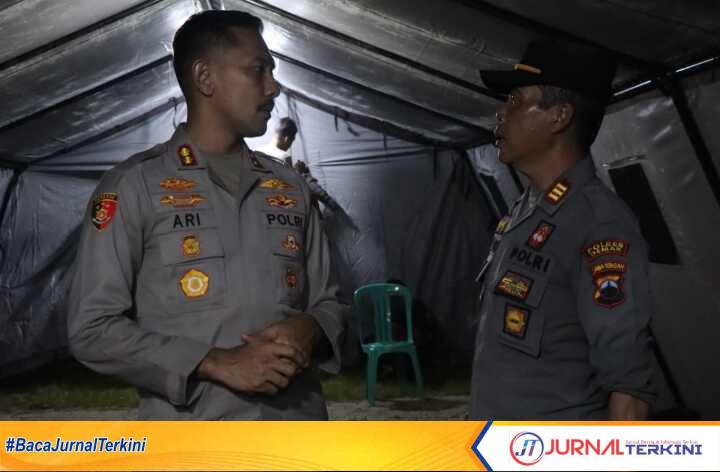 Kapolres Demak AKBP Ari Cahya Nugraha melakukan pengecekan tempat pengungsian dan dapur umum di Balai Desa Kebonagung Kecamatan Kebonagung Kabupaten Demak, Selasa (21/01/2025) malam. (JurnalTerkini.id/Ponco)