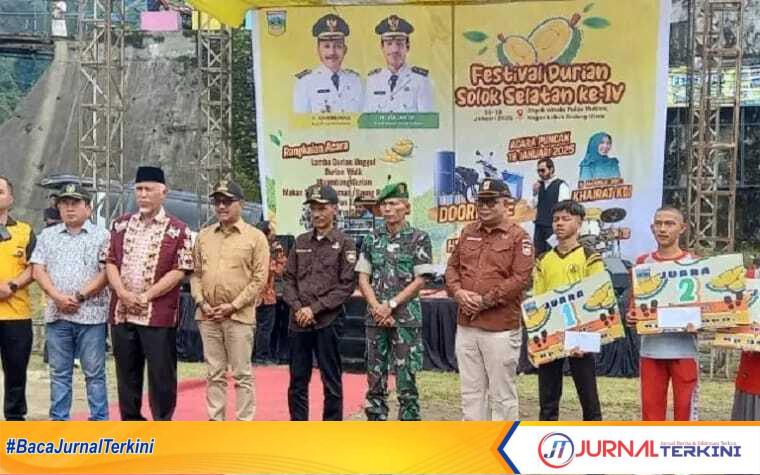 Gubernur Sumatera Barat (Sumbar), Mahyeldi dan Bupati Solok Selatan (Solsel), Khairunas membuka Festival Durian ke-4 Kabupaten Solok Selatan. (JurnalTerkini.id/Amryan)
