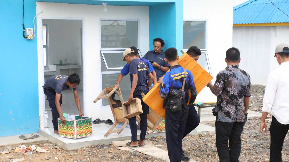 Badan Pengusahaan (BP) Batam kembali memfasilitasi pergeseran terhadap 3 Kepala Keluarga (KK) asal Sembulang dari hunian sementara ke rumah baru yang berlokasi di Kawasan Tanjung Banon, Selasa (21/1/2025). (Foto: humasbpbatam)