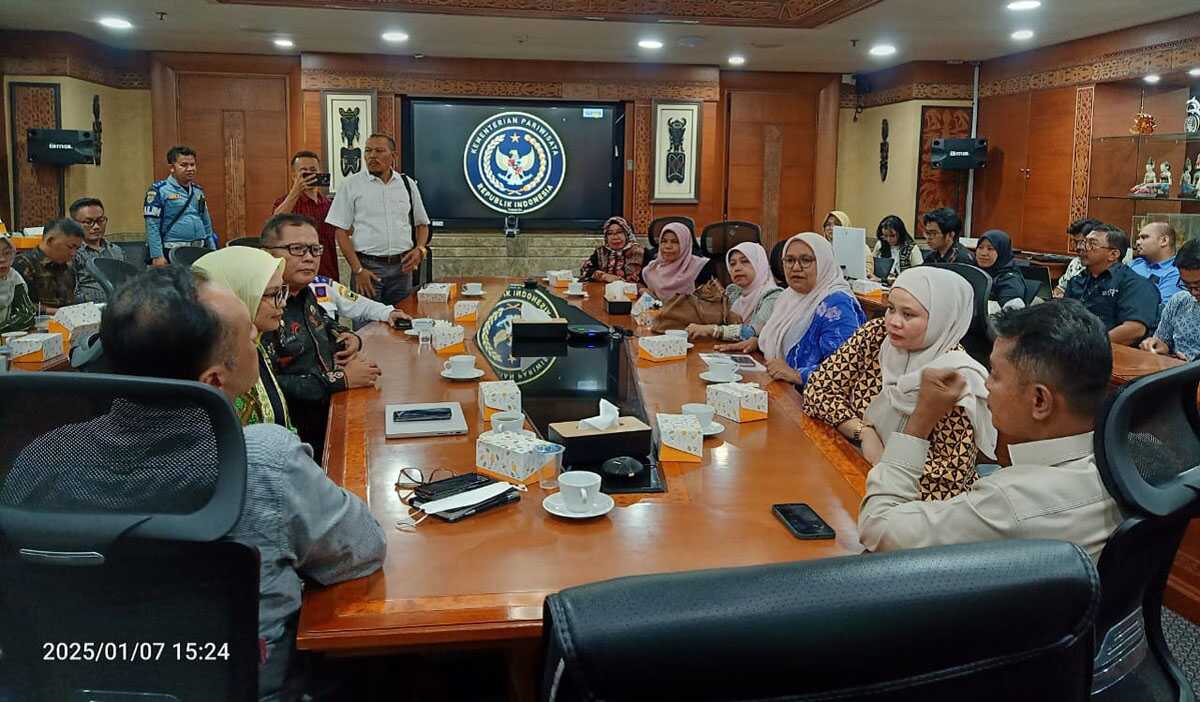 Wakil Bupati Solok Jon Firman Pandu dan rombongan menggelar pertemuan di Kantor Kemenparekraf RI, Jakarta Selasa (7/1/2025). (foto: diskominfosolok)