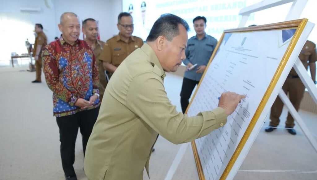 aplikasi srikandi Asahan Asisten Administrasi Umum Drs. Muhilli Lubis, M.M meluncurkan aplikasi Sistem Informasi Dinamis Terintegrasi (Srikandi) bertempat di Aula Melati Kantor Bupati Asahan, Selasa (10/12/2024).