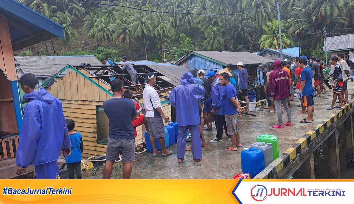 Rumah milik Mulim, warga Desa Impol, Kecamatan Jemaja Barat, Kepulauan Anambas yang ambruk akibat banjir rob dan gelombang tinggi pada Minggu lalu. (JurnalTerkini.id/fendi)