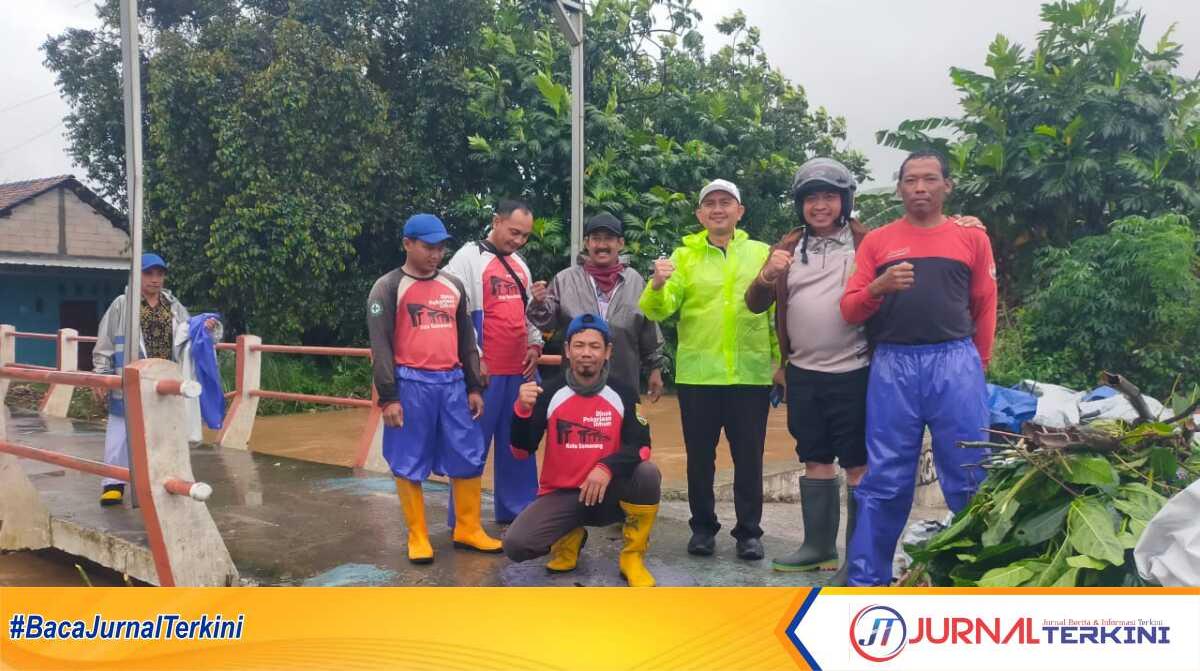 camat tugu tanggap bencana Camat Tugu Eko Agus Padang Haryanto , turun langsung melaksanakan pantauan dan pembersihan sampah di Sungai Plumbon, Kamis (30/01/2025). (JurnalTerkini.id/Ponco)