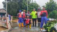 Camat Tugu Eko Agus Padang Haryanto , turun langsung melaksanakan pantauan dan pembersihan sampah di Sungai Plumbon, Kamis (30/01/2025). (JurnalTerkini.id/Ponco)