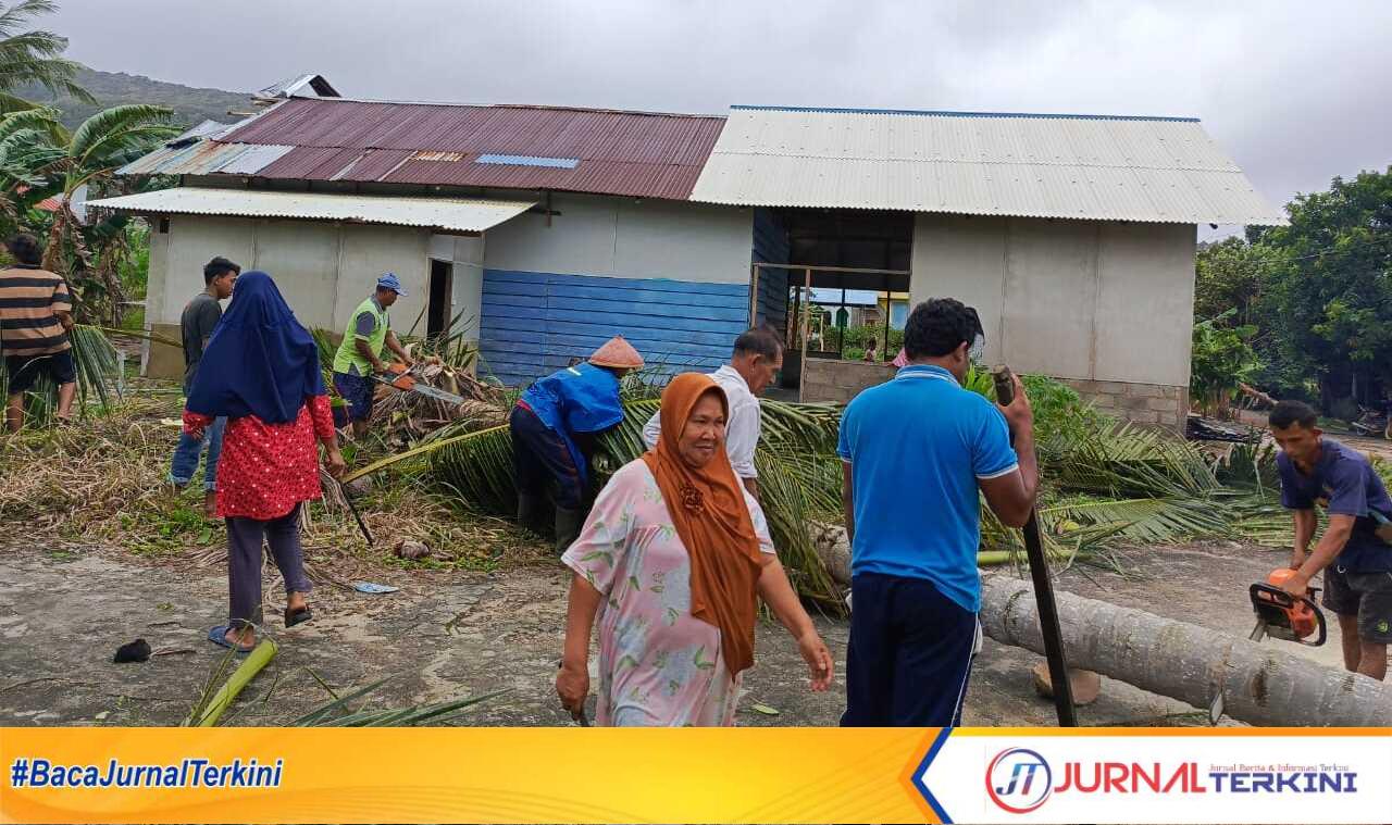Warga Desa Bukit Padi Kecamatan Jemaja Timur gotong royong menebang pohon yang rawan menimpa rumah, Minggu (12/1/2025). (JurnalTerkini.id/fendi)