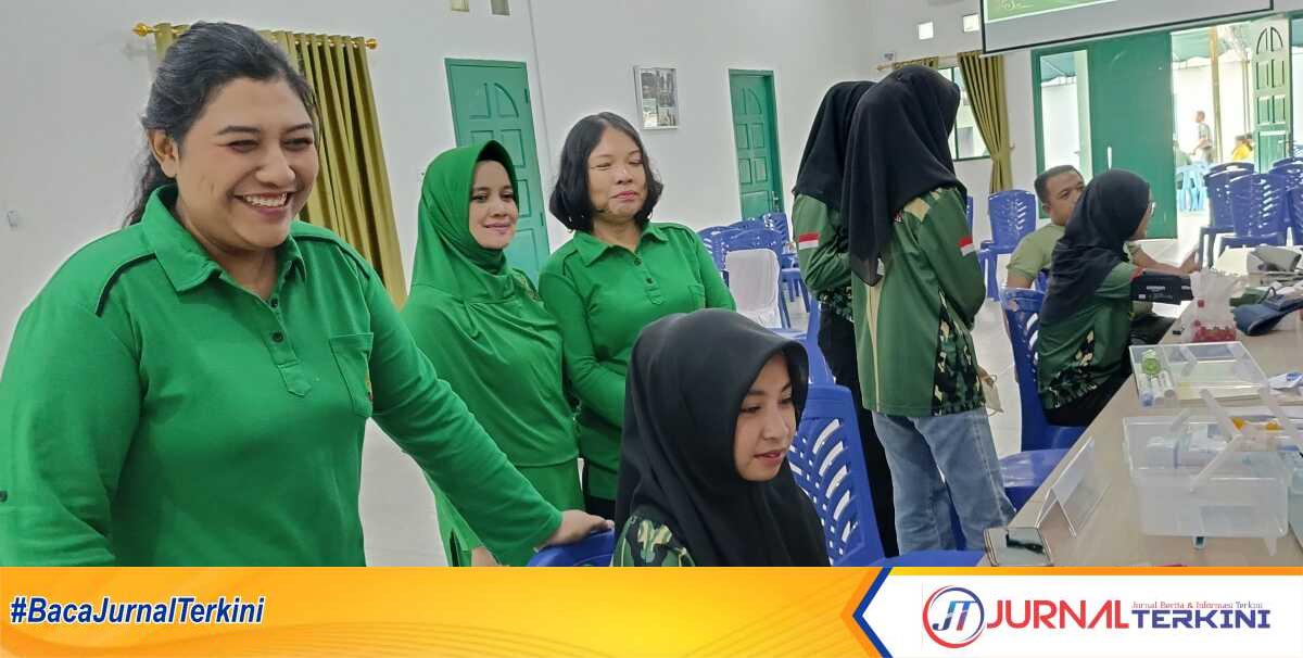 donor darah persit Kartika Kodim Karimun Ketua Persit KCK Cab LXXI DIM 0317/TBK Nanda Ida Bagus Putu Mudita melihat anggota PPM saat memeriksa kesehatan. (JurnalTerkini.id/edy kencana)