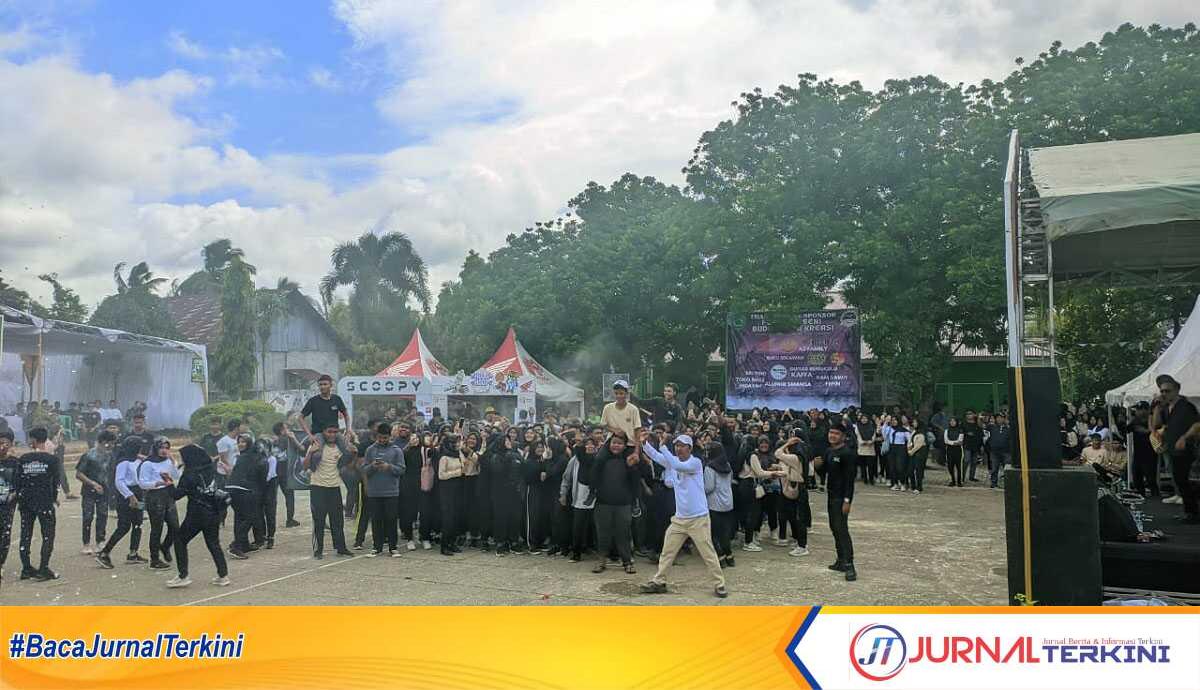 Acara Siram-Siraman Festival Seni, Budaya, dan Kreasi yang diselenggarakan siswa-siswi SMA Negeri 1 Bengkulu Selatan pada Sabtu (25/1/2025). (JurnalTerkini.id/Disianto)