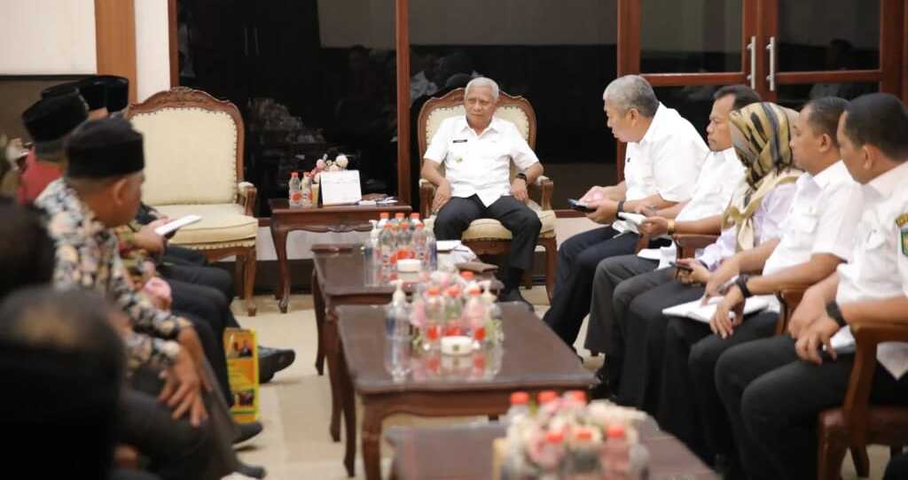 Bupati Kabupaten Asahan H Surya BSc menerima audiensi Forum Komunikasi Lembaga Adat Kabupaten Asahan (FORKALA) di Ruangan Kerja Kantor Bupati Kabupaten Asahan, Rabu (18/12/2024). (Foto: Diskominfo Asahan)