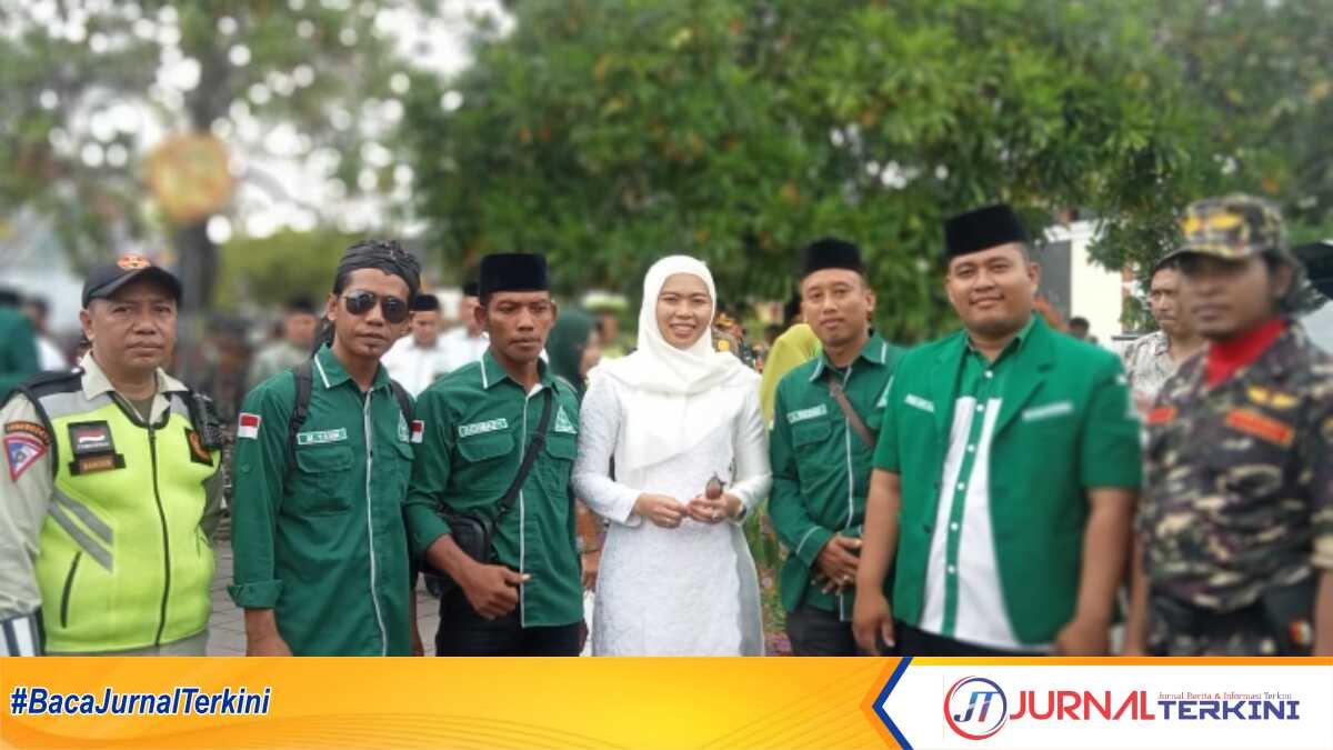 Bupati Demak Esti'anah bersama Banser dan warga NU Demak di Harlah NU ke -102 di Alun-alun Demak. (JurnalTerkini.id/Ponco)