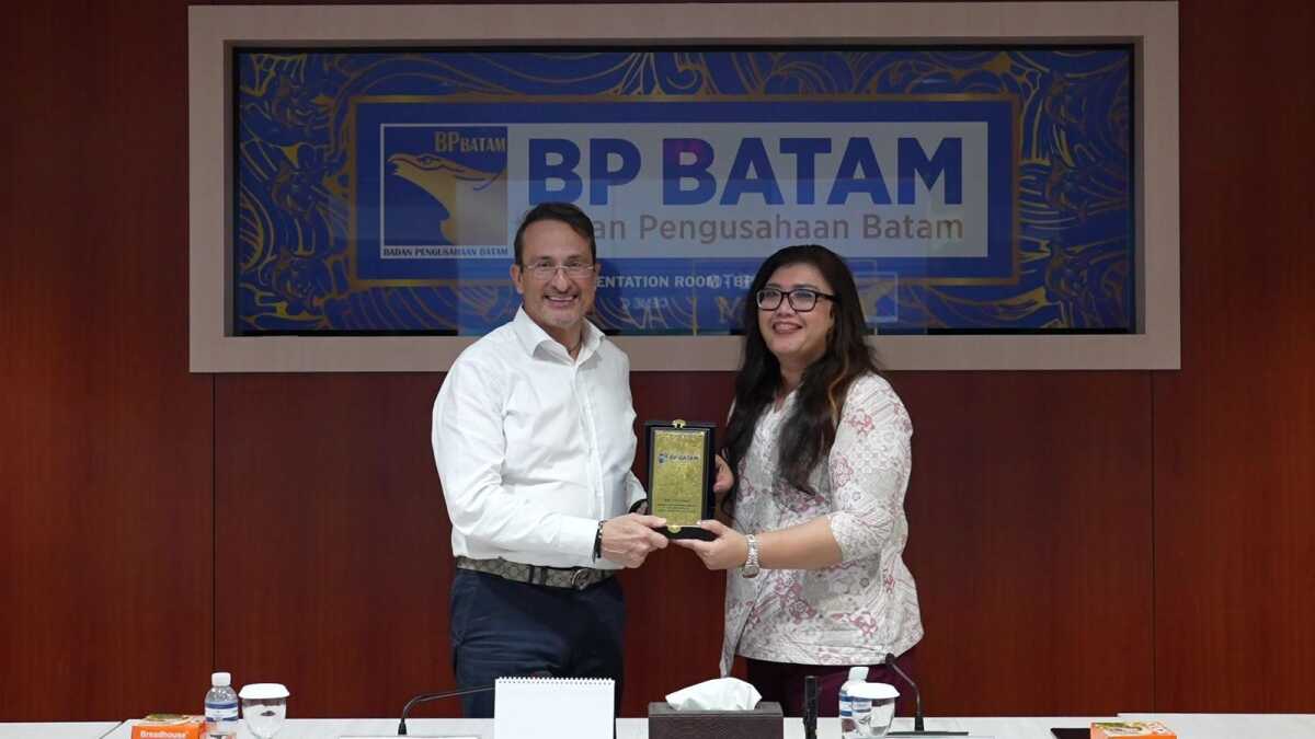investor Italia ke BP Batam Kepala Biro Humas Promosi dan Protokol BP Batam Ariastuty Sirait menyerahkan plakat kepada perwakilan investor Italia dalam pertemuan di BP Batam, Rabu (22/1/2025). (Foto : humasbpbatam)