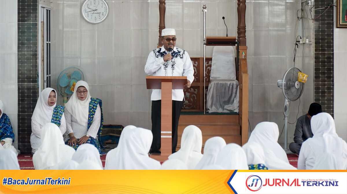 Bupati Karimun Aunur Rafiq menghadiri peringatan Isra Miraj Nabi Muhammad SAW 1446H/2025 M BKMT Kecamaran Tebing dan P3TU bertempat di Masjid Al-Falah Teluk Uma, Minggu (26/01/2025). (JurnalTerkini.id/edy kencana)
