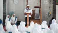 Bupati Karimun Aunur Rafiq menghadiri peringatan Isra Miraj Nabi Muhammad SAW 1446H/2025 M BKMT Kecamaran Tebing dan P3TU bertempat di Masjid Al-Falah Teluk Uma, Minggu (26/01/2025). (JurnalTerkini.id/edy kencana)