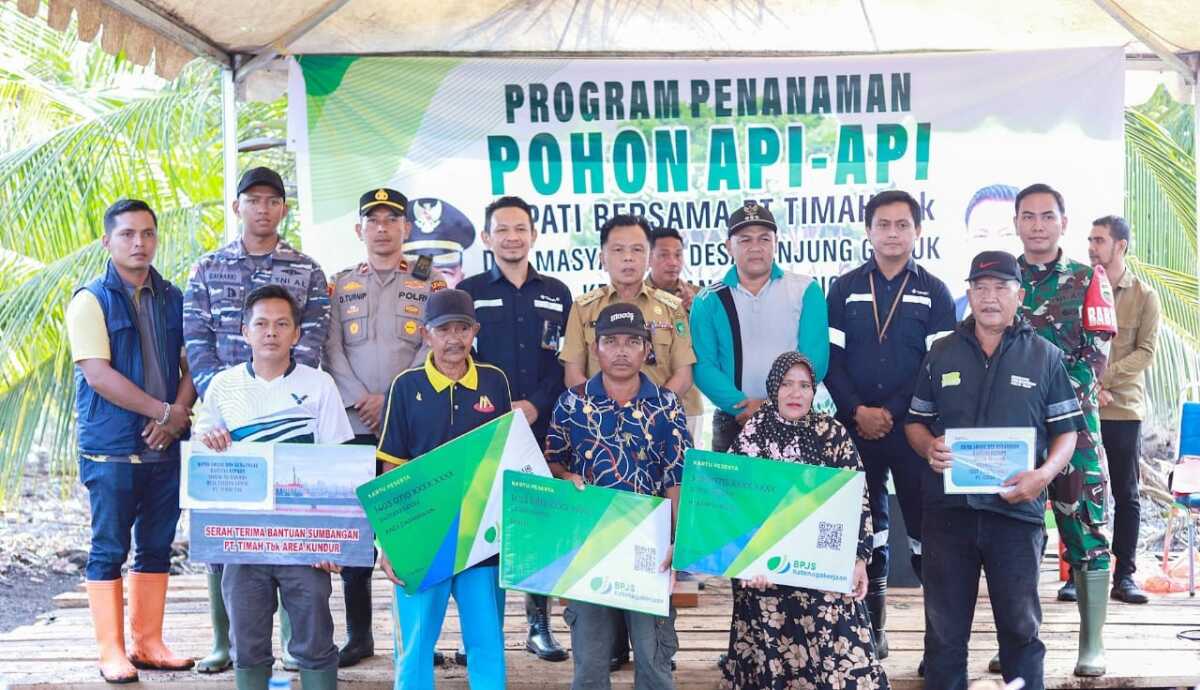 jaminan sosial nelayan Rangsang dari timah Penyerahan bantuan jaminan sosial ketenagakerjaan kepada nelayan dan kelompok tani dilaksanakan di Pantai Parti Desa Tanjung Gemuk bersamaan dengan kegiatan penanaman mangrove, Selasa 14 Januari 2025. (Timah)