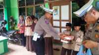 jumat berkah Polres Demak Kasat Lantas Polres Demak AKP Thoriq Aziz bersama personel membagijan nasi kotak dalam kegiatan sosial tertib berlalu lintas bertajuk Jumat Berkah, Jumat (24/1/2025). (JurnalTerkini.id/Ponco)