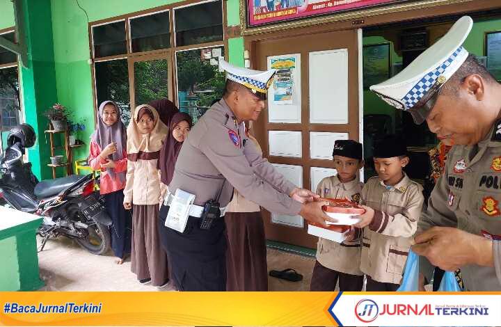 Kasat Lantas Polres Demak AKP Thoriq Aziz bersama personel membagijan nasi kotak dalam kegiatan sosial tertib berlalu lintas bertajuk Jumat Berkah, Jumat (24/1/2025). (JurnalTerkini.id/Ponco)
